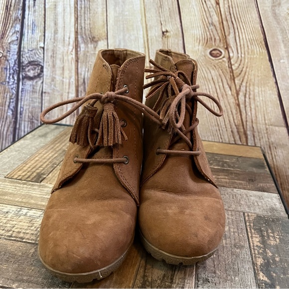 Camel colored fringe wedges size 6.5 - Picture 7 of 9